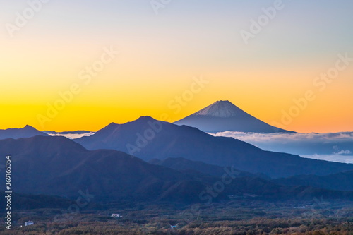 美し森から眺める夜明けの富士山、山梨県北杜市清里高原にて