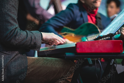 Canvas Print Concert view of a musical keyboard piano player during musical jazz band orchest