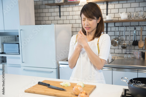 Konstfotografi 包丁で手を切る女性
