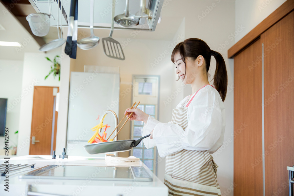 Fototapeta premium 料理をする女性