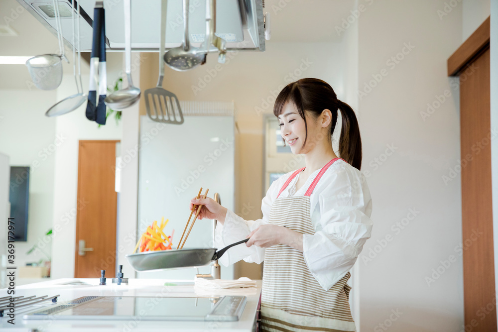 料理をする女性 料理をする女性