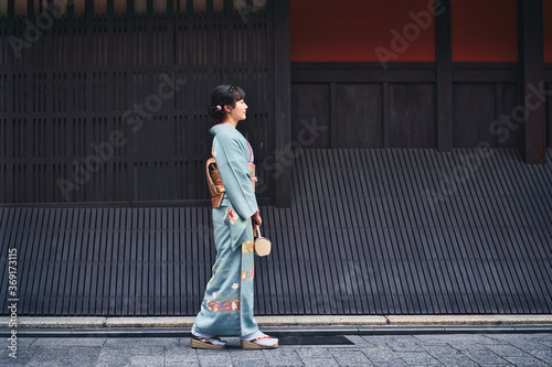 Foto 歩く着物の女性　京都　祇園