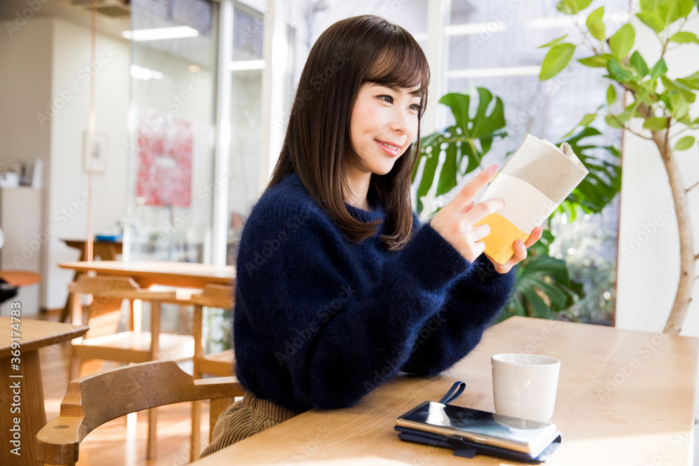 カフェで読書する女性