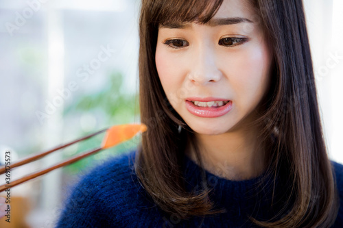 嫌いな食べ物を見つめる女性 photo