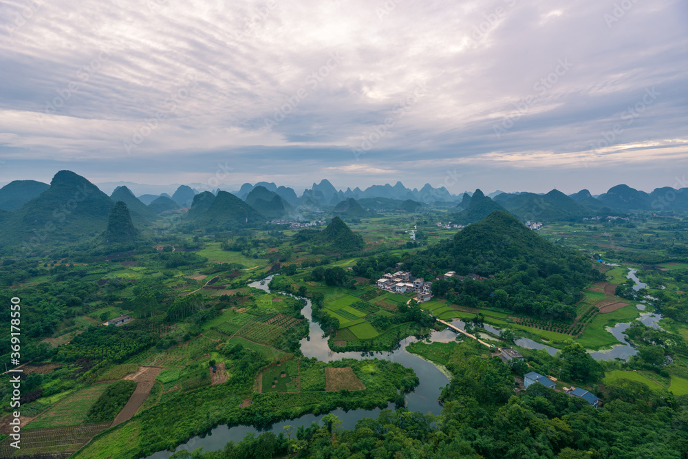 Fototapeta premium Landscape of Guilin, Li River and Karst mountains. Located near The Ancient Town of Xingping, Yangshuo, Guilin, Guangxi, China.