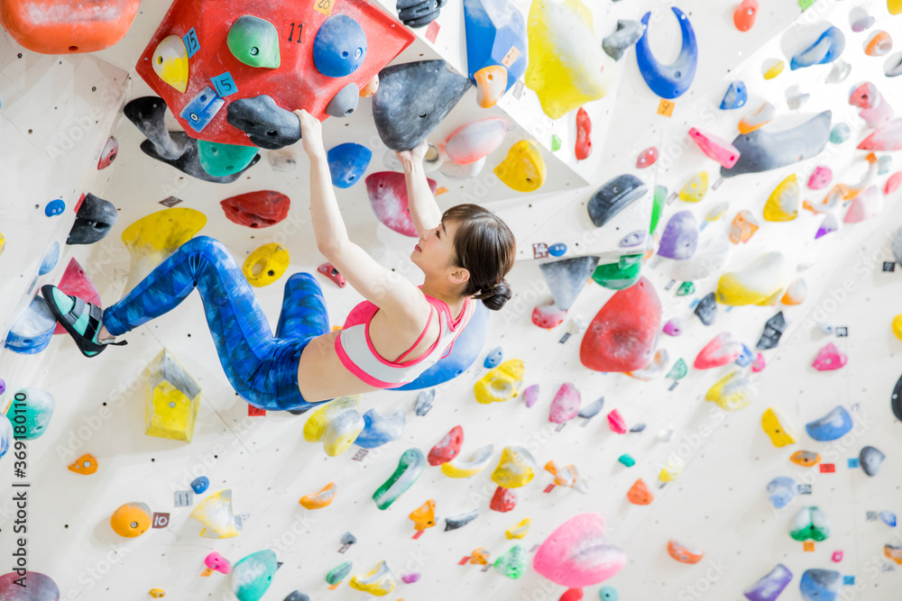 Obraz premium ボルダリングをする女性