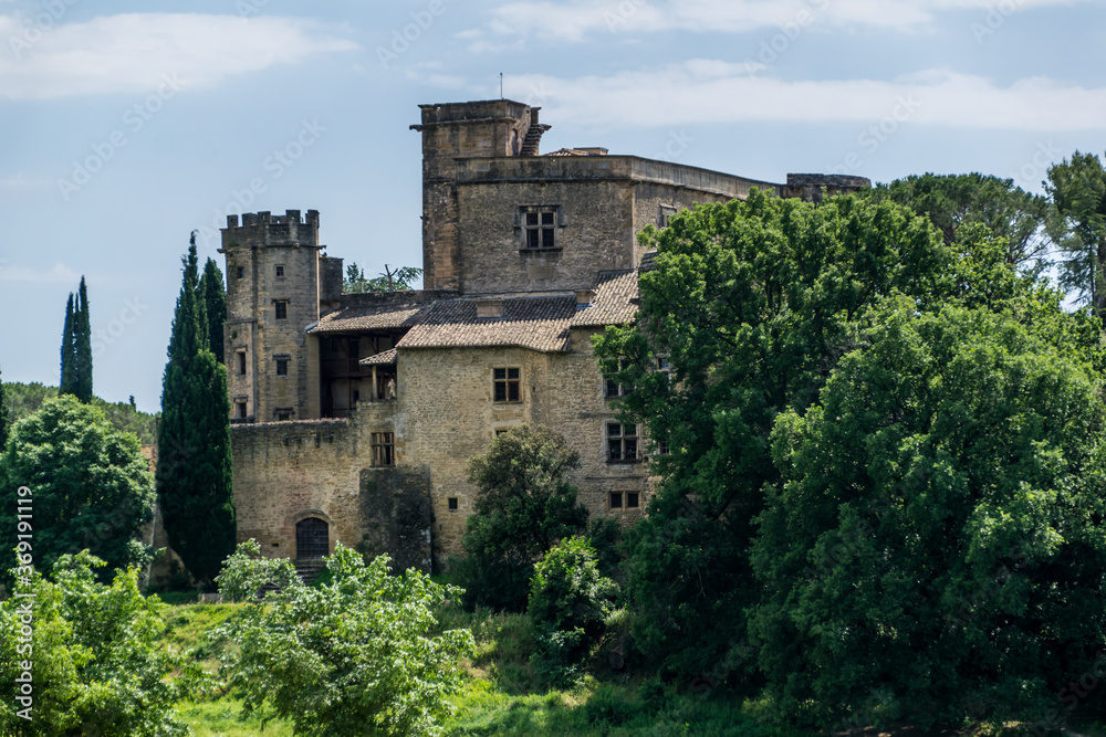 Château de Lourmarin situé dans le Luberon, Vaucluse, France.