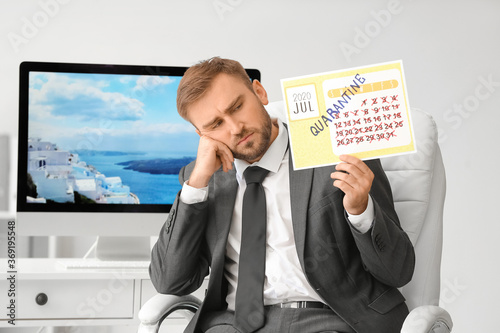 Sad businessman with calend...