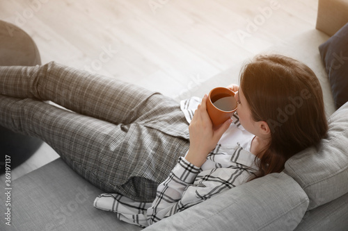 Beautiful young woman drink...