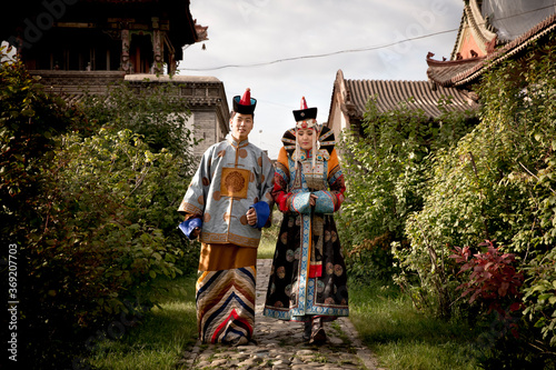 Fotografía young mongolian couple in traditional clothin