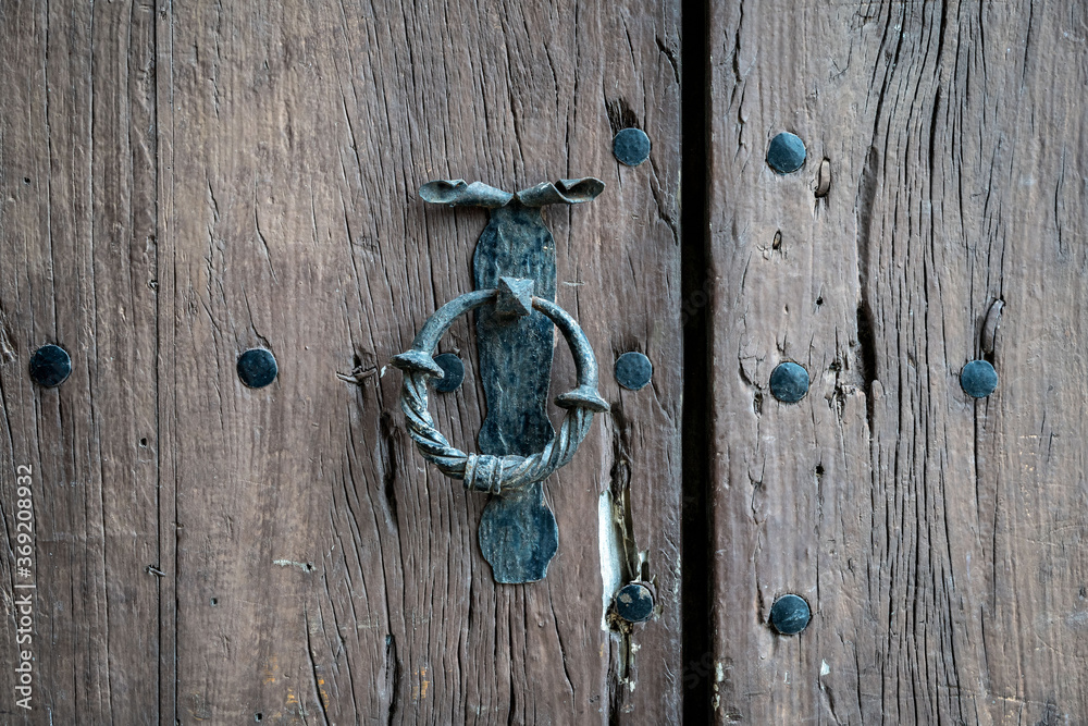 Puerta de madera vieja con picaporte antiguo y cerradura Puerta de madera vieja con picaporte antiguo y cerradura