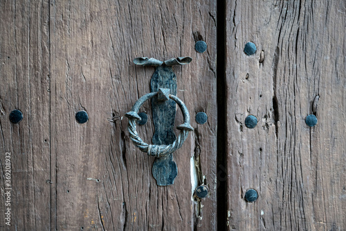 Puerta de madera vieja con picaporte antiguo y cerradura