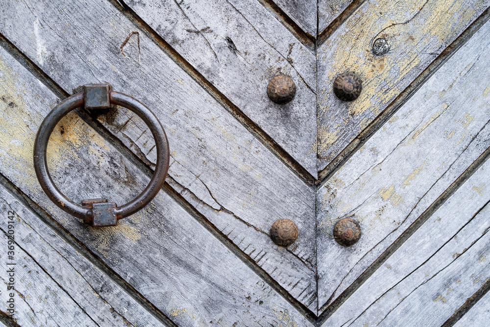 Puerta de madera vieja con picaporte antiguo y cerradura foto de Stock |  Adobe Stock