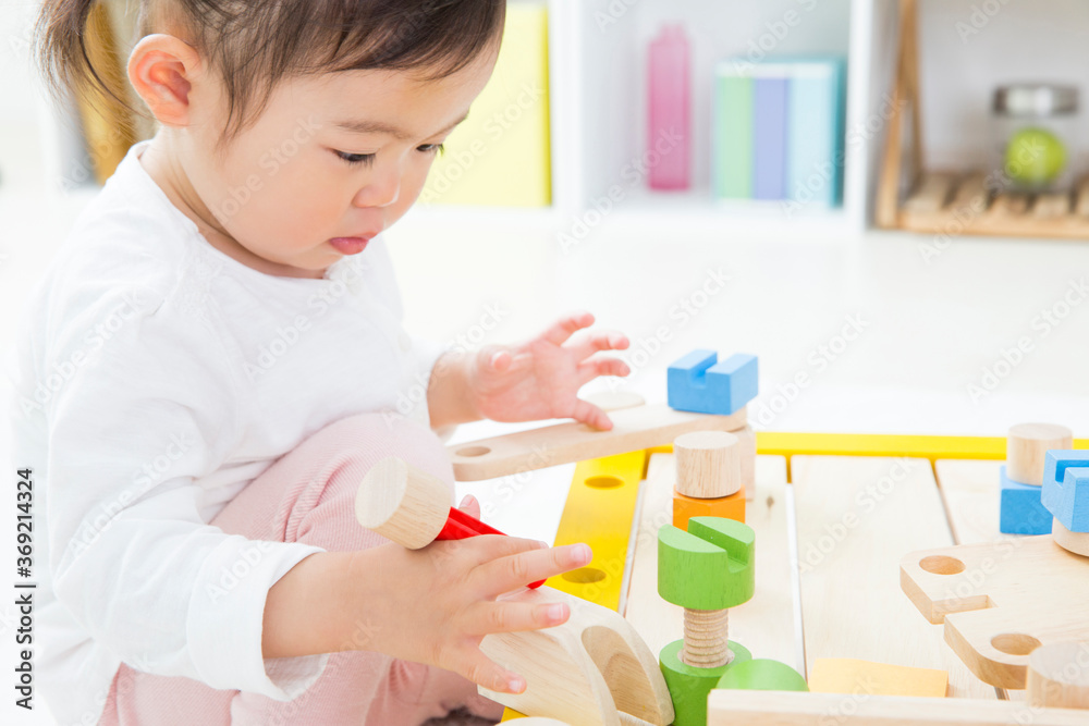 おもちゃで遊ぶ幼児
