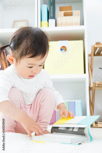 本を見る幼児
