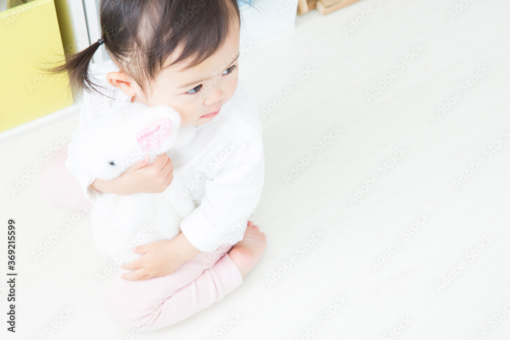 ぬいぐるみを抱く幼児 ぬいぐるみを抱く幼児