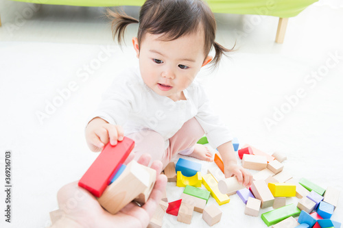 Obraz na płótnie おもちゃで遊ぶ幼児
