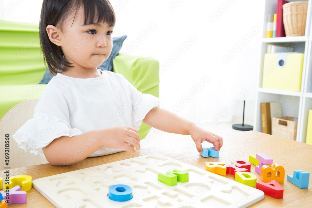 おもちゃで遊ぶ幼児 おもちゃで遊ぶ幼児