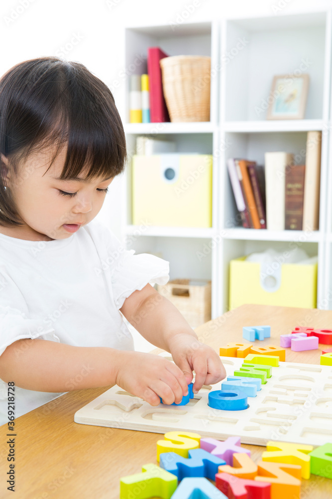 おもちゃで遊ぶ幼児 おもちゃで遊ぶ幼児