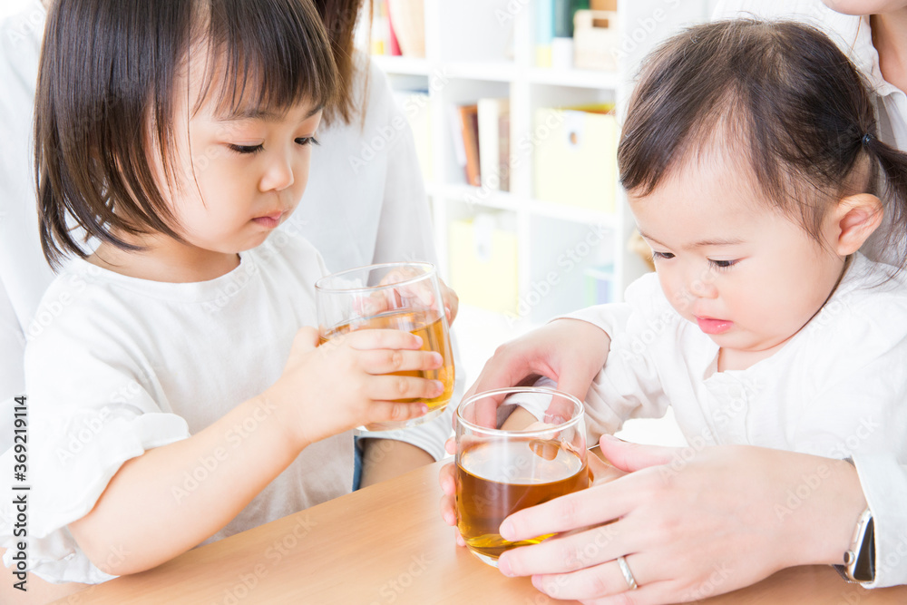 お茶を飲む幼児 お茶を飲む幼児