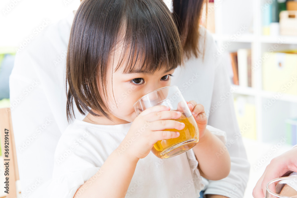 お茶を飲む幼児 お茶を飲む幼児