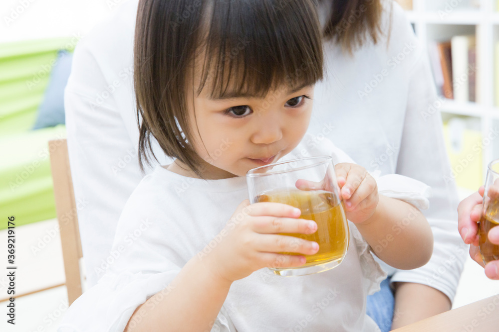 お茶を飲む幼児 お茶を飲む幼児