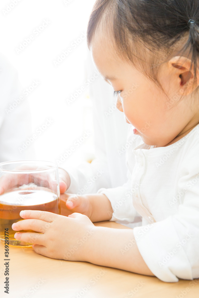 お茶を飲む幼児 お茶を飲む幼児