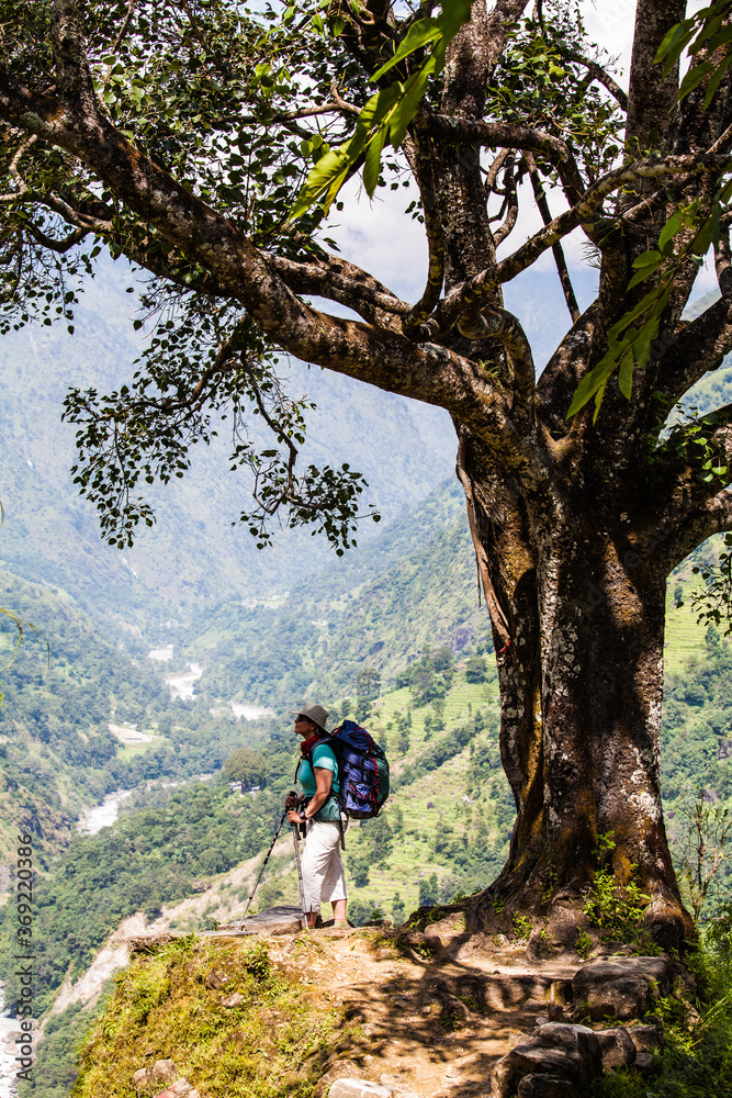 Φωτογραφία A woman hiking the famous Annapurna Circuit trek in the Himalayas, Nepal