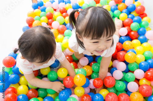 ボールプールで遊ぶ幼児