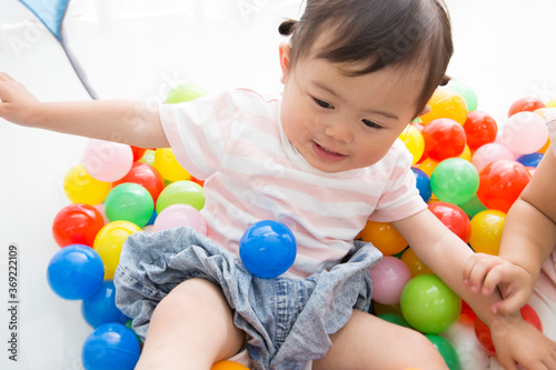 ボールプールで遊ぶ幼児