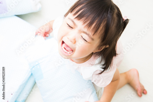 Fototapeta 泣く幼児