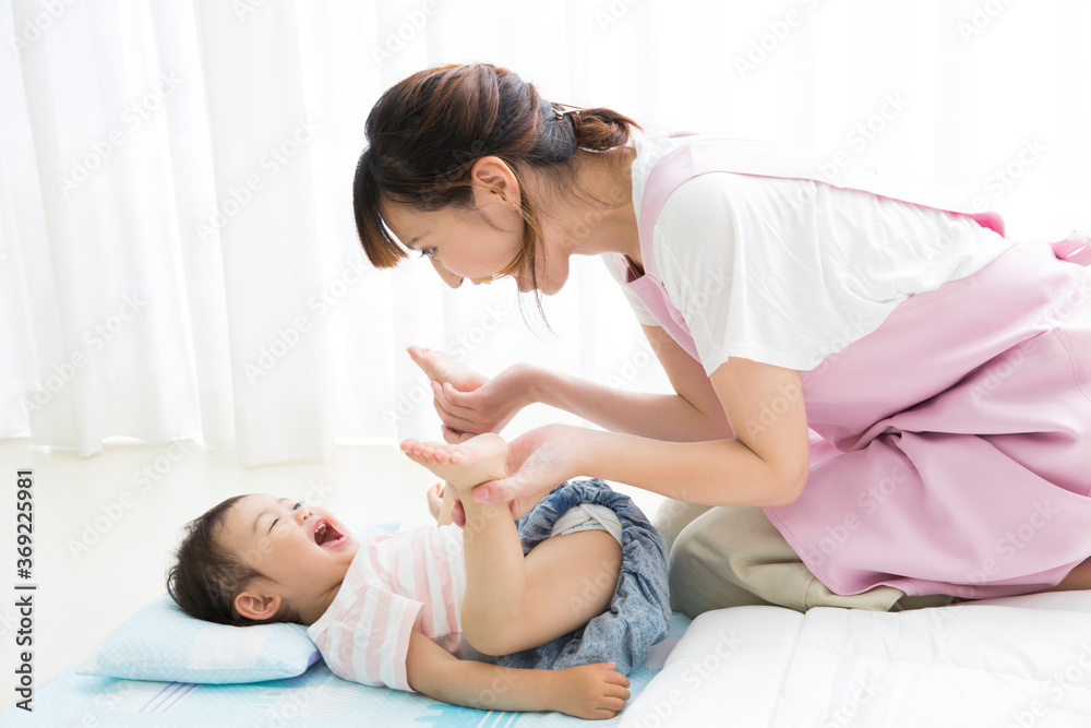 スキンシップする幼児と保育士 スキンシップする幼児と保育士