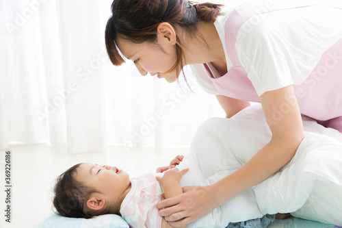 幼児を寝かしつける女性