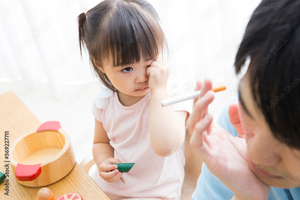 幼児と喫煙する父親 幼児と喫煙する父親