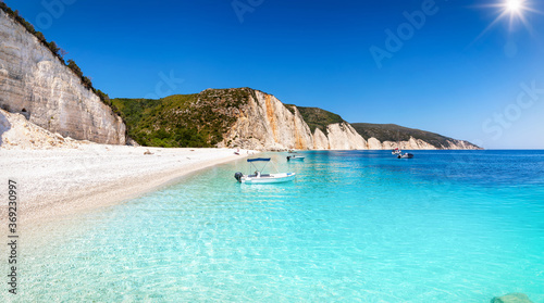 Panorama des Paradies Strandes von Fteri auf der Insel Kefalonia, Griechenland, mit türkisblauem, klaren Meer und feinem Kies