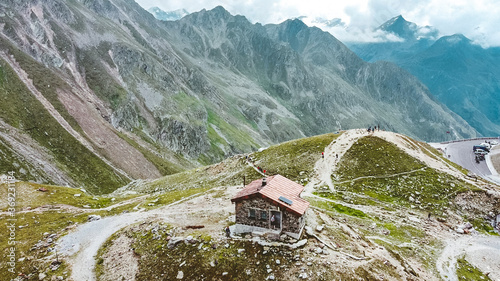 Kleine, rustikale Hütte in den Alpen