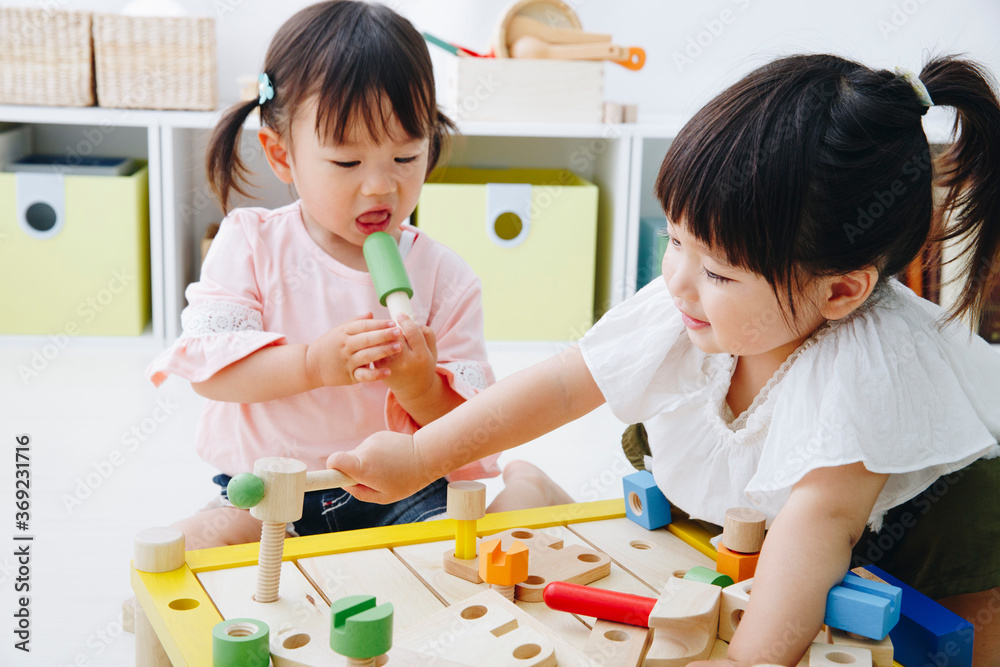 おもちゃで遊ぶ親子 おもちゃで遊ぶ親子