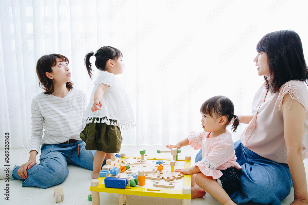 おもちゃで遊ぶ親子 おもちゃで遊ぶ親子