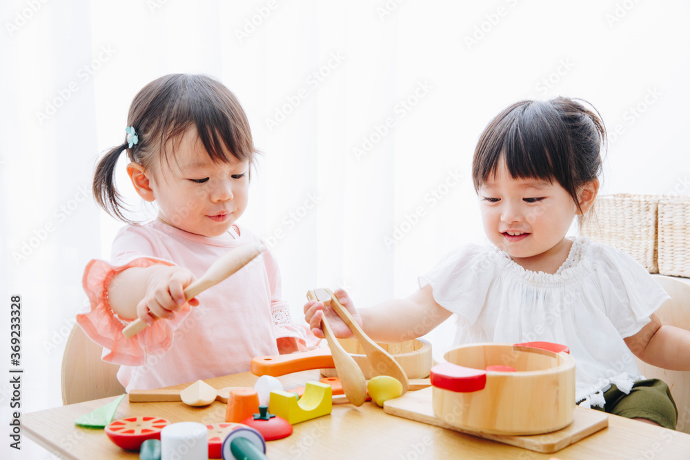 ままごと遊びをする女の子 ままごと遊びをする女の子