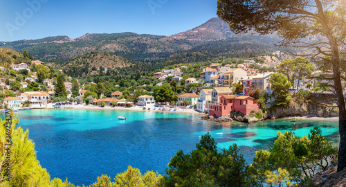 Panoramablick auf das idyllische Dorf Assos mit den bunten Häusern direkt am Strand mit türkisfarbendem Meer, Kefalonia, Griechenland