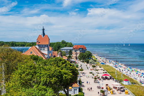 Obraz na plátně Blick auf die Stadt Kühlungsborn mit Strand und Ostsee