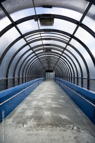 Pedestrian aboveground tunnel of arc-shaped vertical orientation