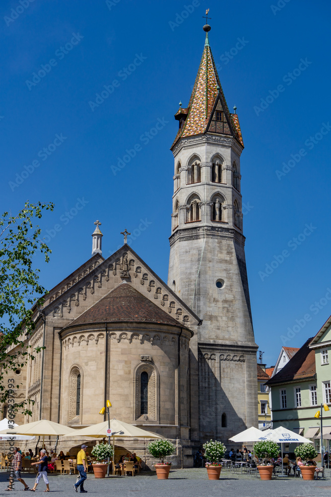 the Johanniskirche in Schwaebisch Gmuend with restaurants at market square