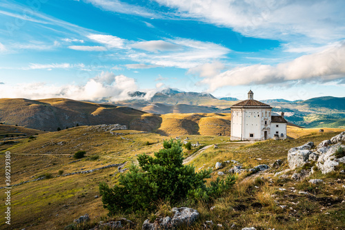 Canvas-taulu Isolated church in Gran Sasso National Park, Abruzzo, Italy