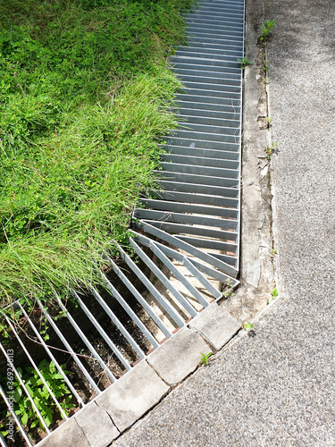 Obraz na płótnie Steel grating water drain cover with cement floor in Factory walkway w salonie