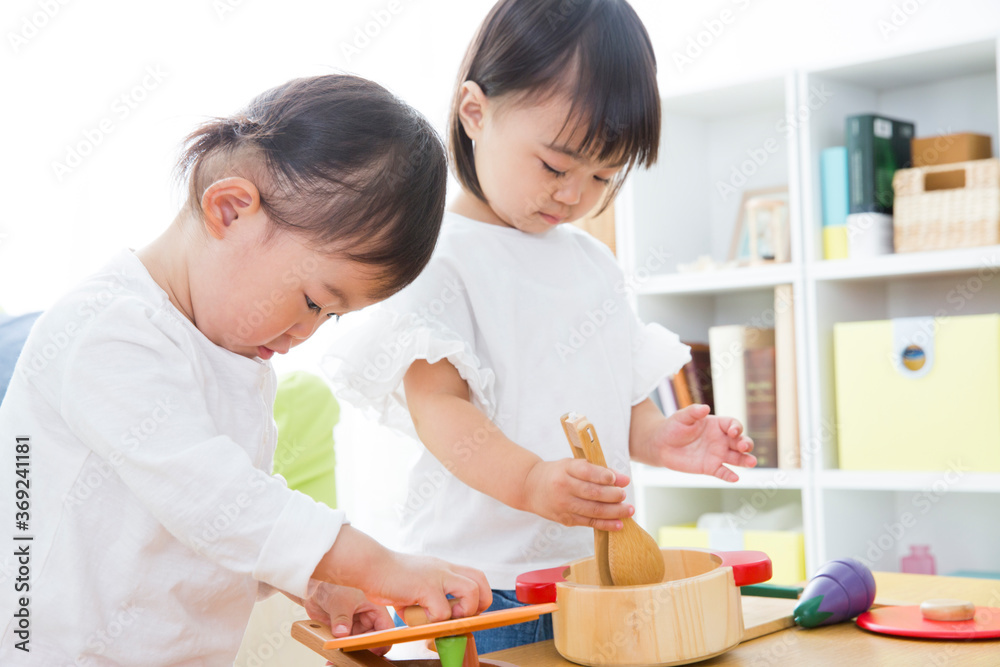 おもちゃで遊ぶ幼児 おもちゃで遊ぶ幼児