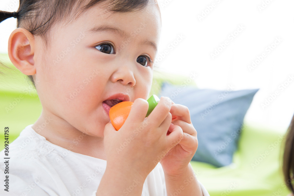 おもちゃで遊ぶ幼児