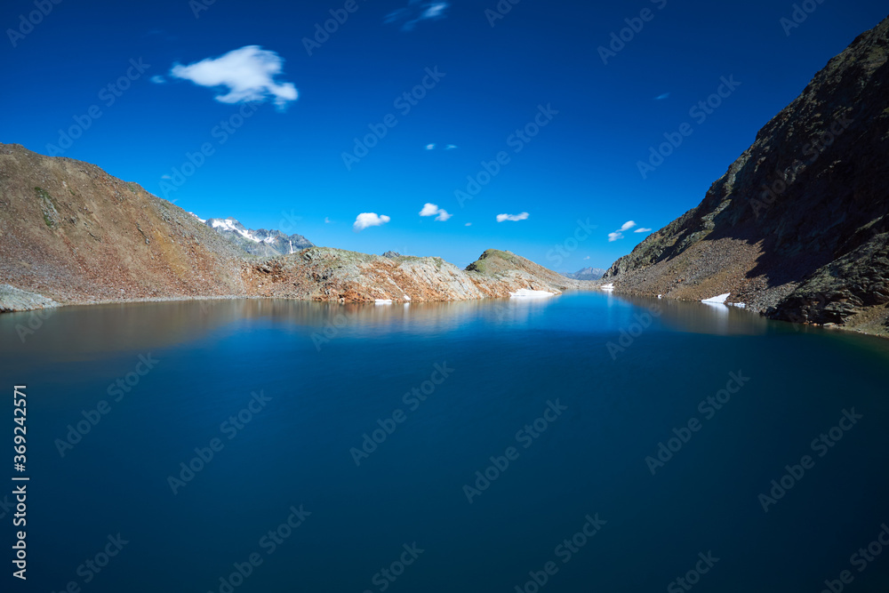 Bergsee in den Bergen mit blauem klaren erfrischendem Wasser aus Gletscher in Tirol