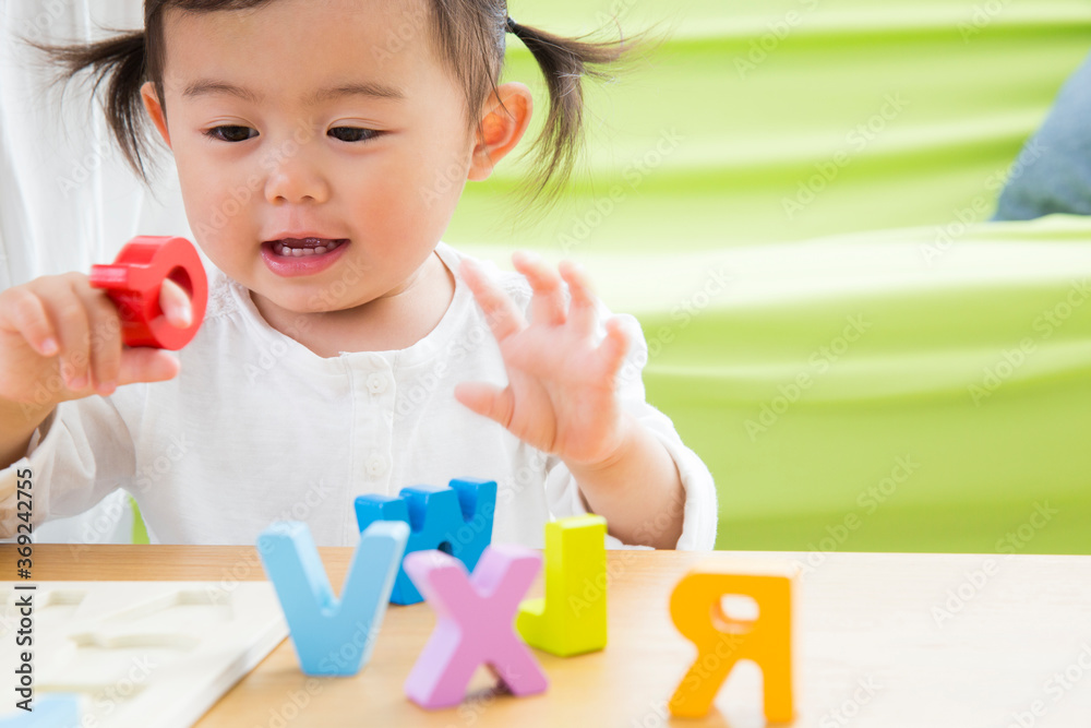 玩具で遊ぶ女の子 玩具で遊ぶ女の子