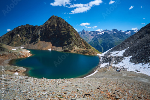 Bergsee in den Bergen mit blauem klaren erfrischendem Wasser aus Gletscher in Tirol